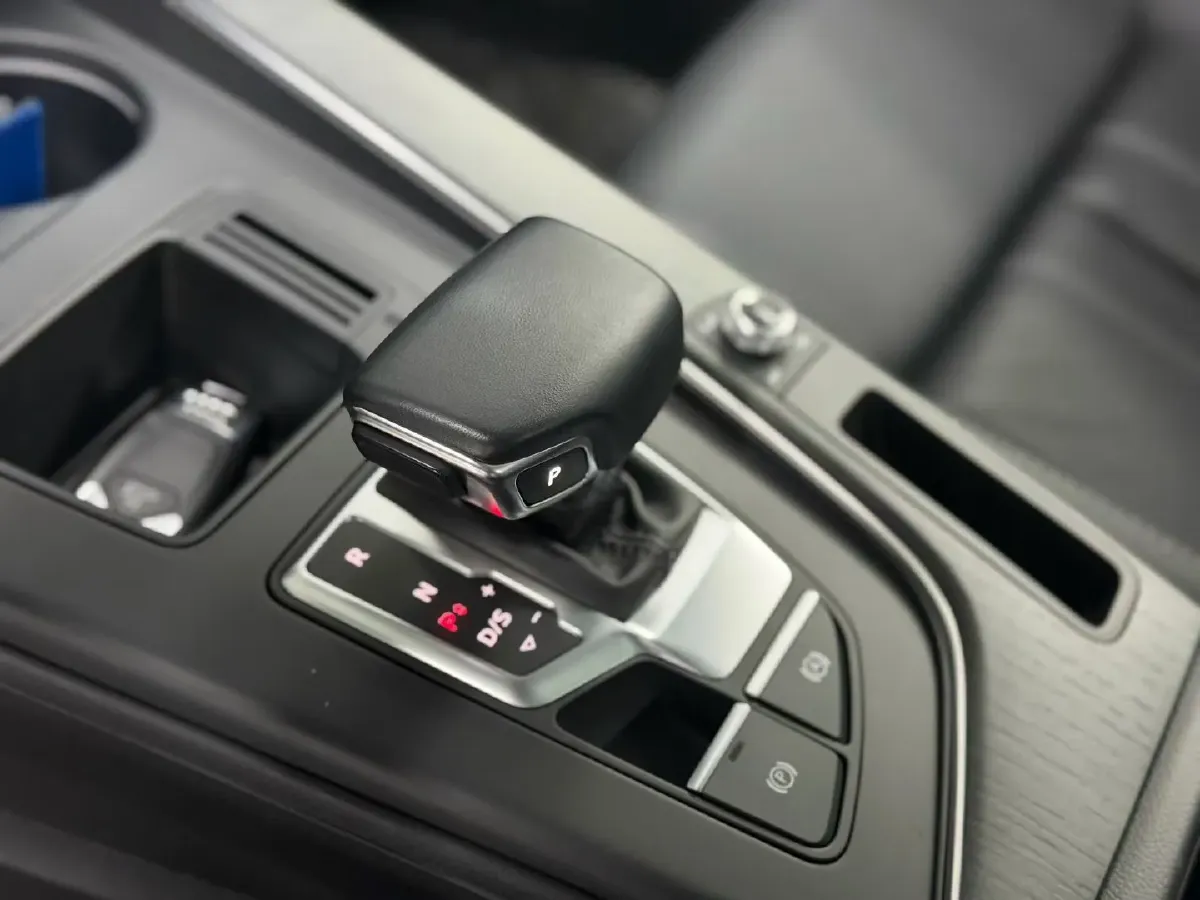 2023 Audi A4L 2.0T 190HP L4 7DCT,autocango,china used car exporter,china ev exporter,chinese used car exporter,chinese used ev exporter