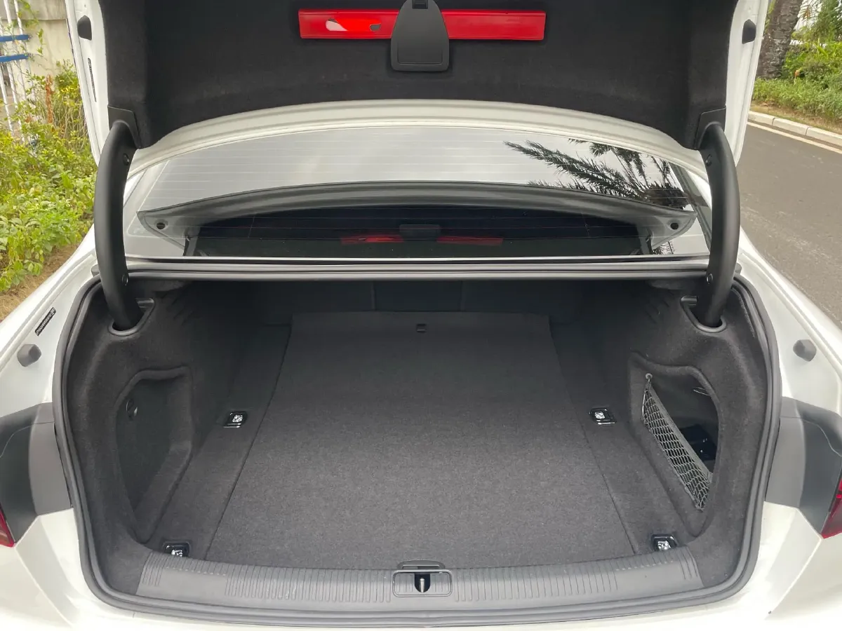 2024 Audi A4L 2.0T 190HP L4 7DCT,autocango,china used car exporter,china ev exporter,chinese used car exporter,chinese used ev exporter