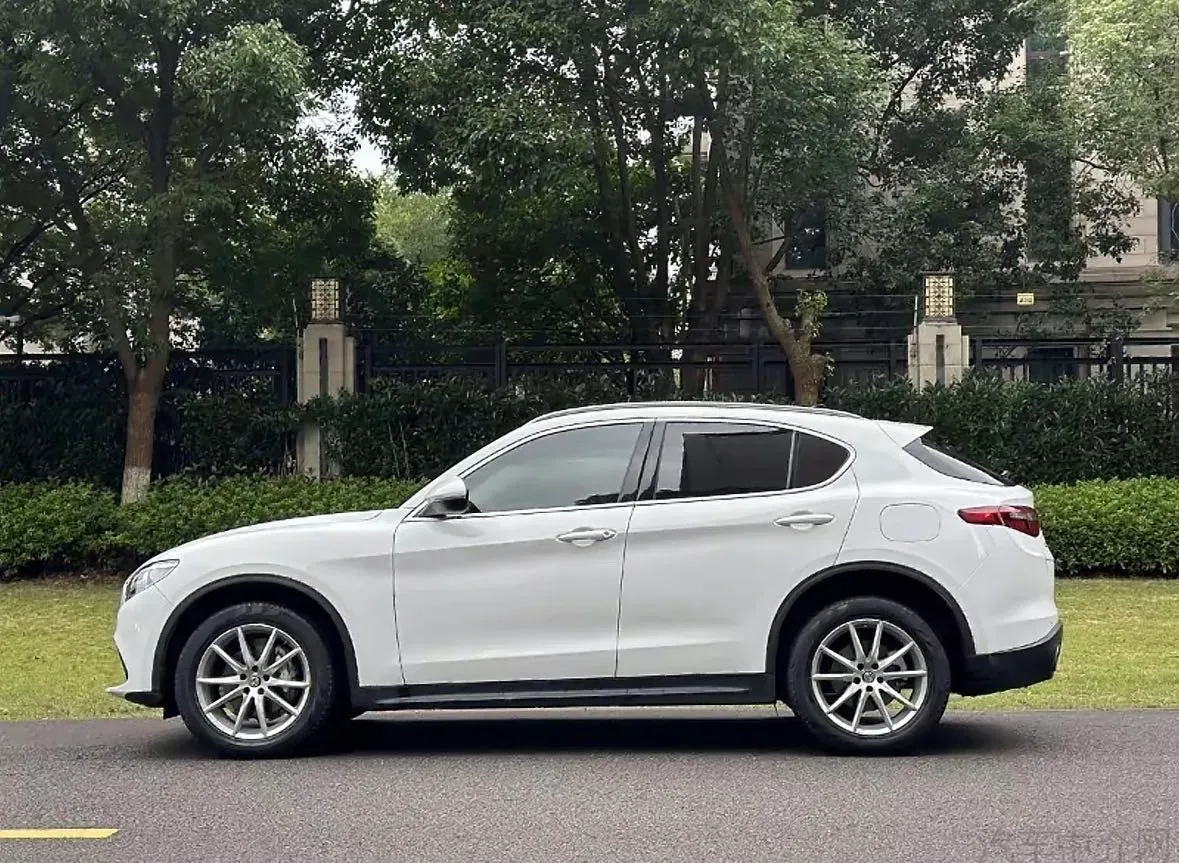 2020 Alfa Romeo Stelvio 2.0T 280HP L4 8AT,autocango,china used car exporter,china ev exporter,chinese used car exporter,chinese used ev exporter