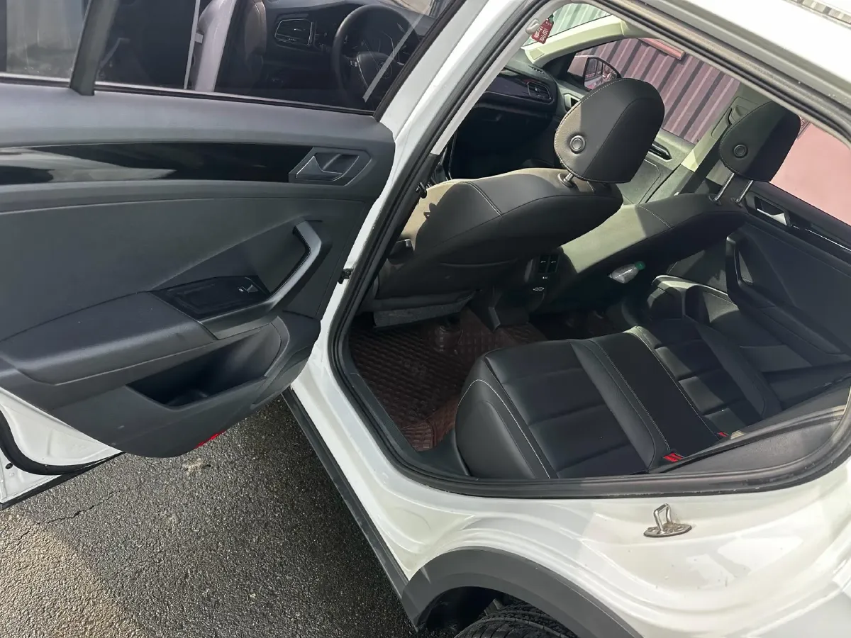 2021 Volkswagen T-Roc 1.4T 150HP L4 7DCT,autocango,china used car exporter,china ev exporter,chinese used car exporter,chinese used ev exporter