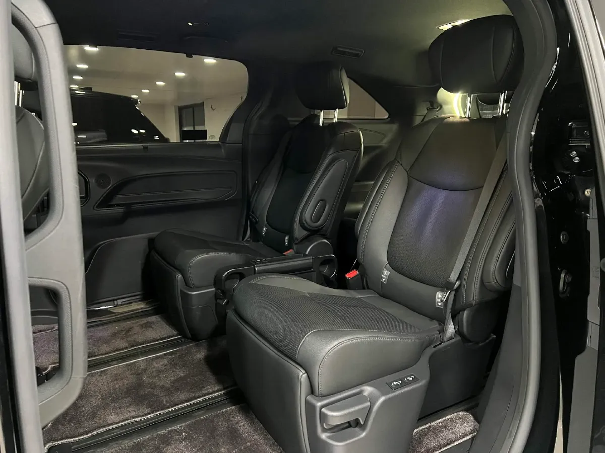 2023 Toyota Sienna 2.5L 189HP L4 E-CVT Hybrid,autocango,china used car exporter,china ev exporter,chinese used car exporter,chinese used ev exporter