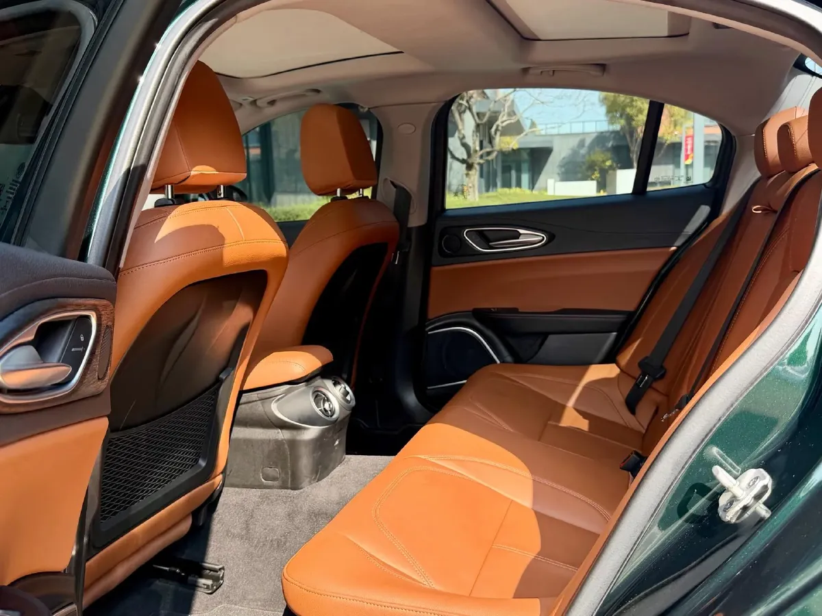 2021 Alfa Romeo Giulia 2.0T 280HP L4 8AT,autocango,china used car exporter,china ev exporter,chinese used car exporter,chinese used ev exporter