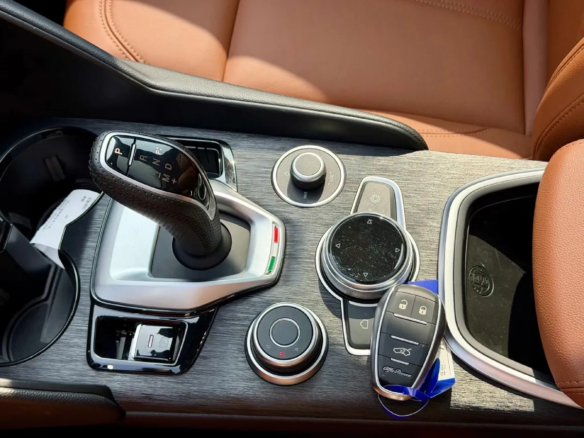 2021 Alfa Romeo Giulia 2.0T 280HP L4 8AT,autocango,china used car exporter,china ev exporter,chinese used car exporter,chinese used ev exporter