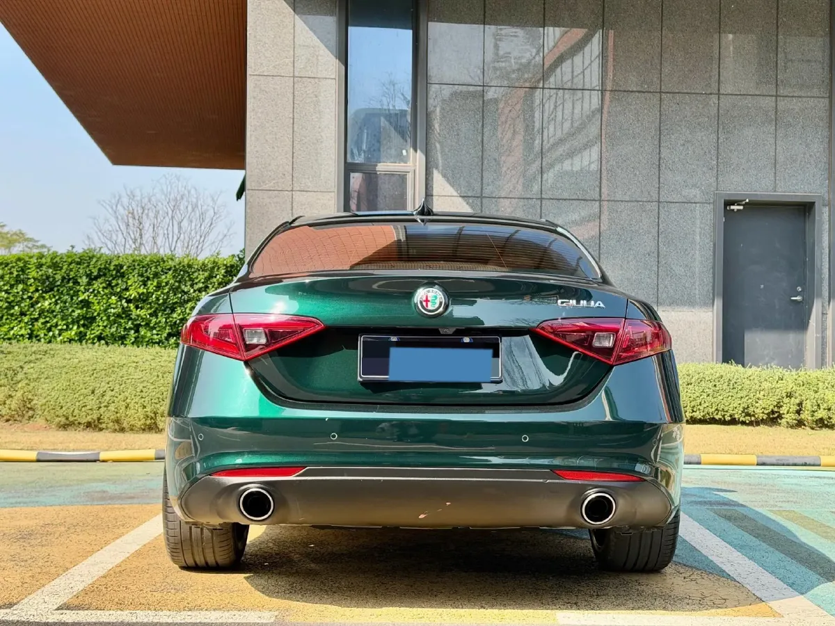 2021 Alfa Romeo Giulia 2.0T 280HP L4 8AT,autocango,china used car exporter,china ev exporter,chinese used car exporter,chinese used ev exporter