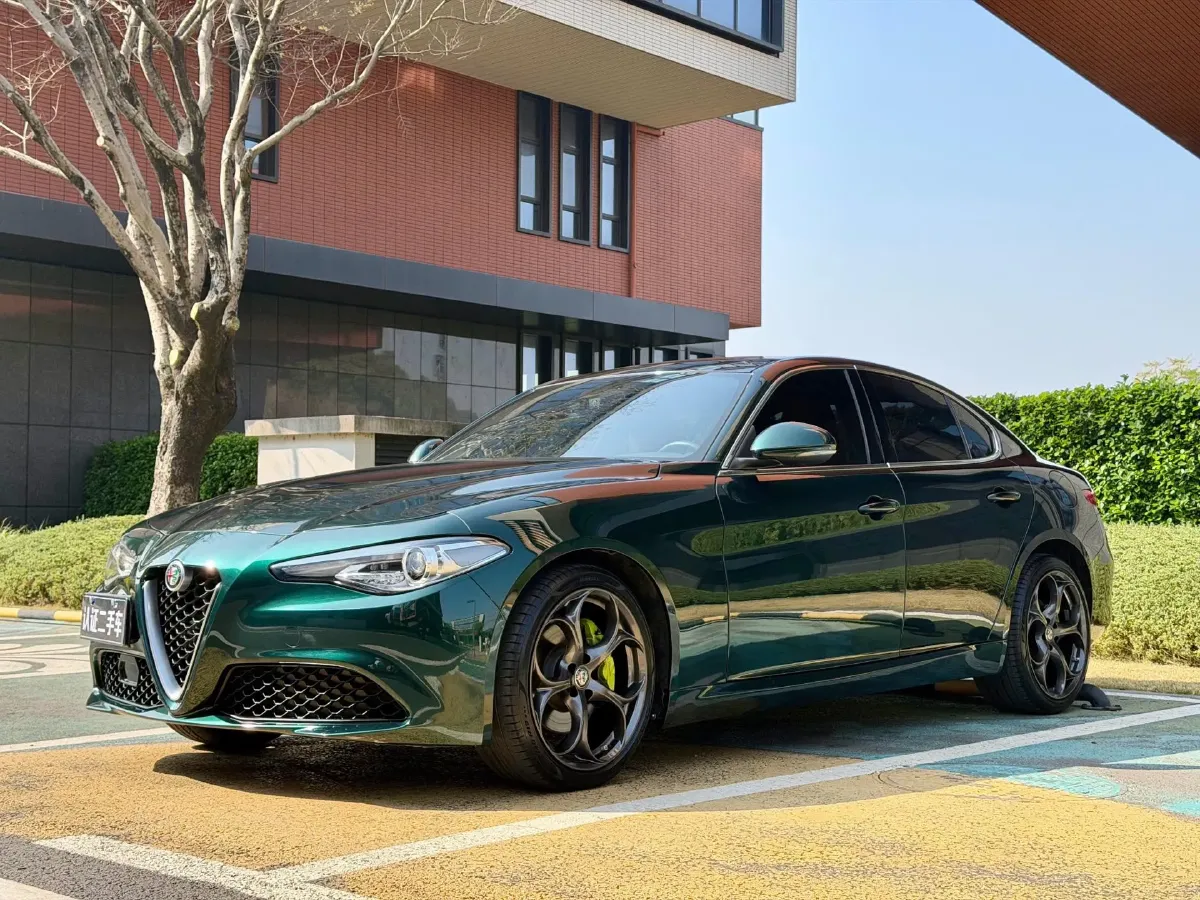 2021 Alfa Romeo Giulia 2.0T 280HP L4 8AT,autocango,china used car exporter,china ev exporter,chinese used car exporter,chinese used ev exporter