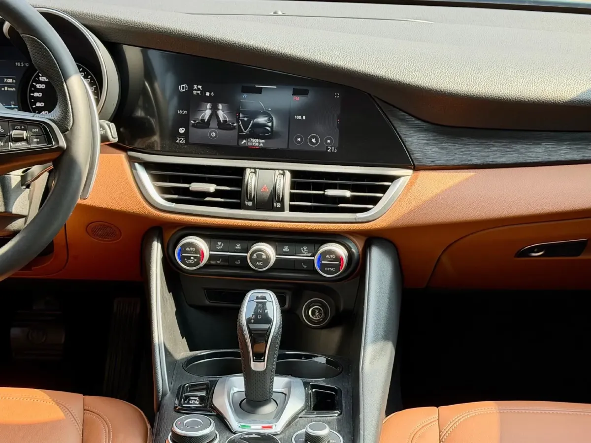 2021 Alfa Romeo Giulia 2.0T 280HP L4 8AT,autocango,china used car exporter,china ev exporter,chinese used car exporter,chinese used ev exporter