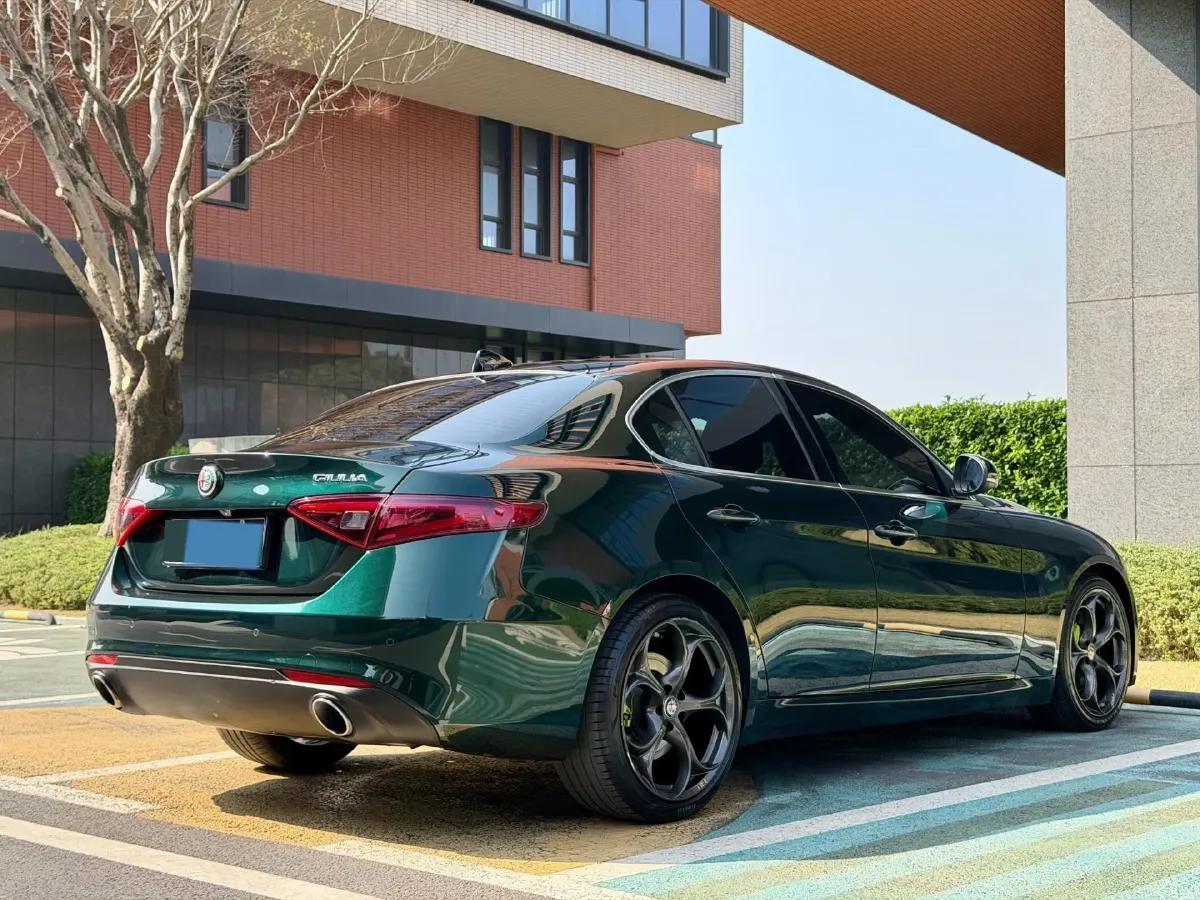 2021 Alfa Romeo Giulia 2.0T 280HP L4 8AT,autocango,china used car exporter,china ev exporter,chinese used car exporter,chinese used ev exporter