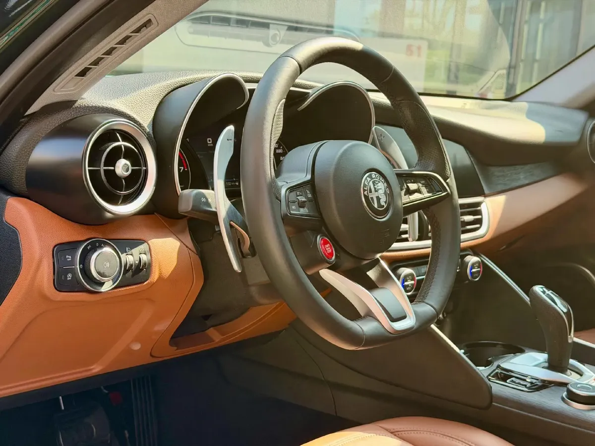 2021 Alfa Romeo Giulia 2.0T 280HP L4 8AT,autocango,china used car exporter,china ev exporter,chinese used car exporter,chinese used ev exporter