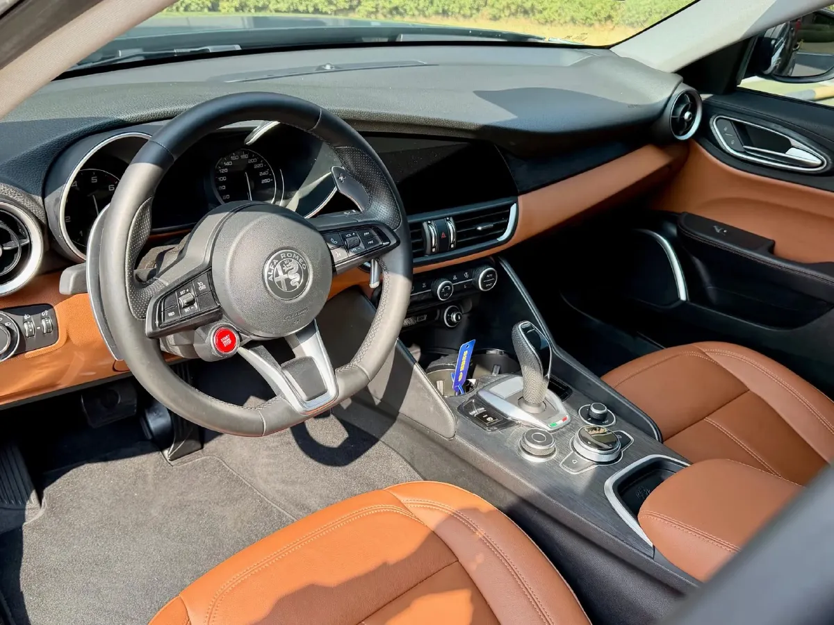 2021 Alfa Romeo Giulia 2.0T 280HP L4 8AT,autocango,china used car exporter,china ev exporter,chinese used car exporter,chinese used ev exporter