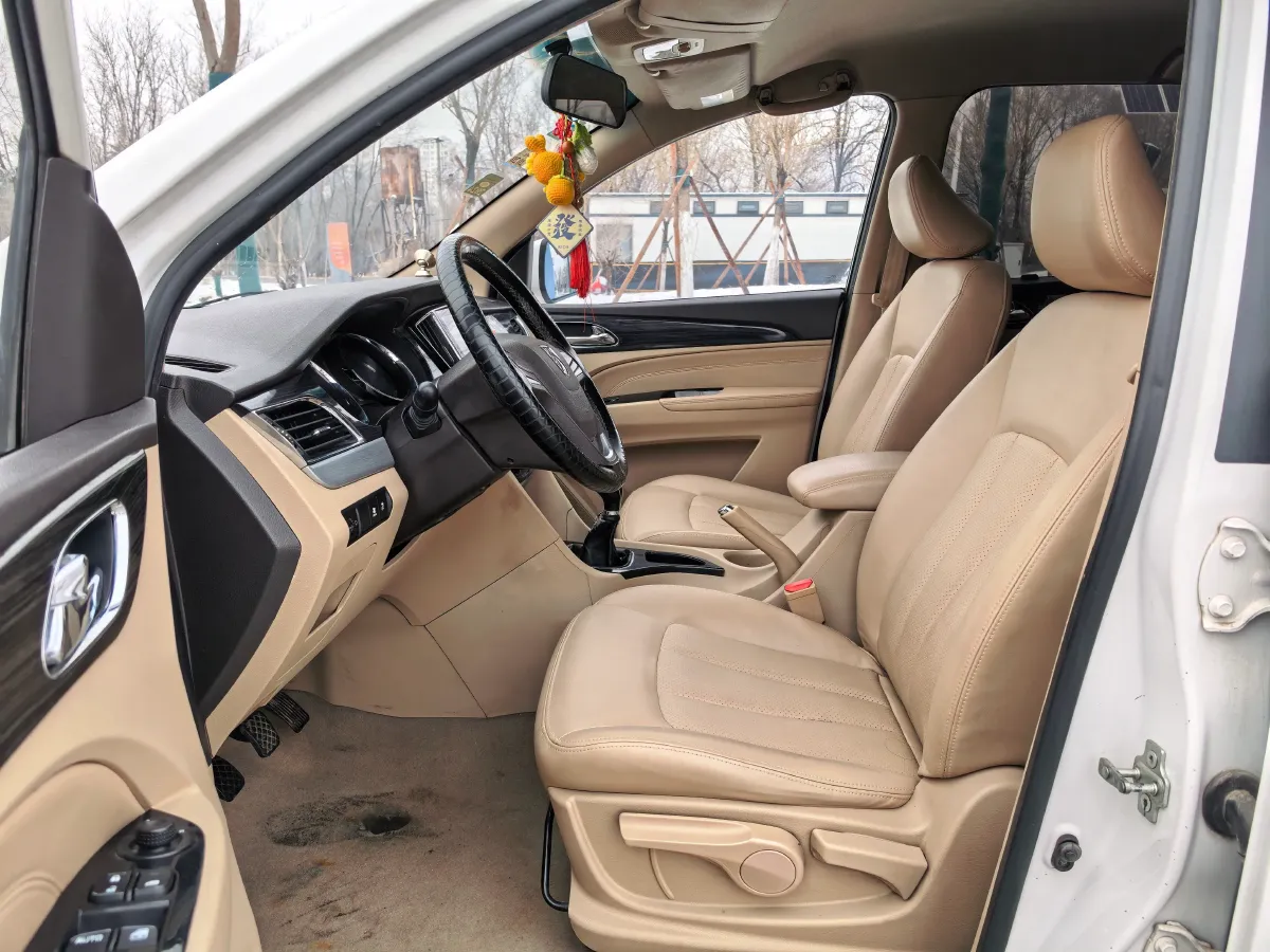 2016 BaoJun 730 1.5L 112HP L4 5MT,autocango,china used car exporter,china ev exporter,chinese used car exporter,chinese used ev exporter