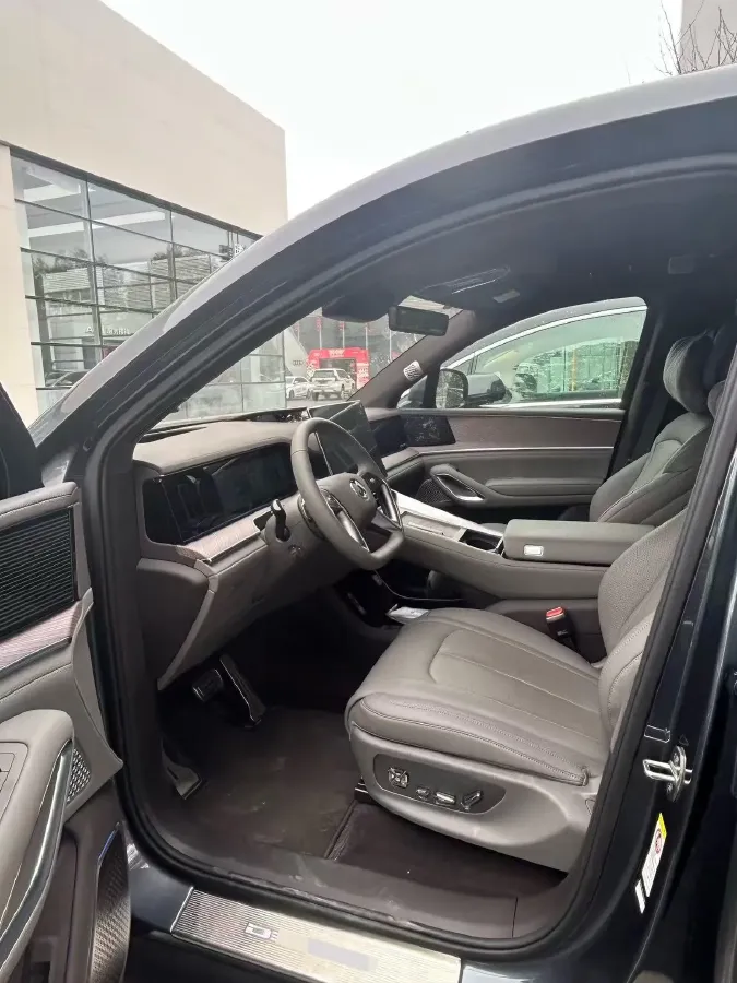 2025 Denza DenzaN9 2.0T 207HP L4 E-CVT PHEV,autocango,china used car exporter,china ev exporter,chinese used car exporter,chinese used ev exporter