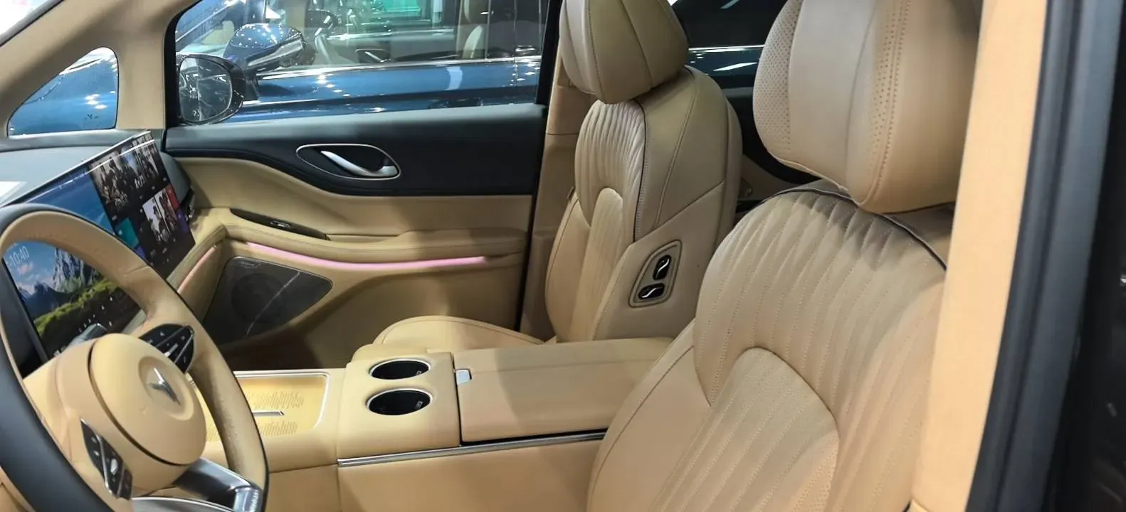 2025 Voyah Dream 1.5T 150HP L4 PHEV 41.7KWH,autocango,china used car exporter,china ev exporter,chinese used car exporter,chinese used ev exporter