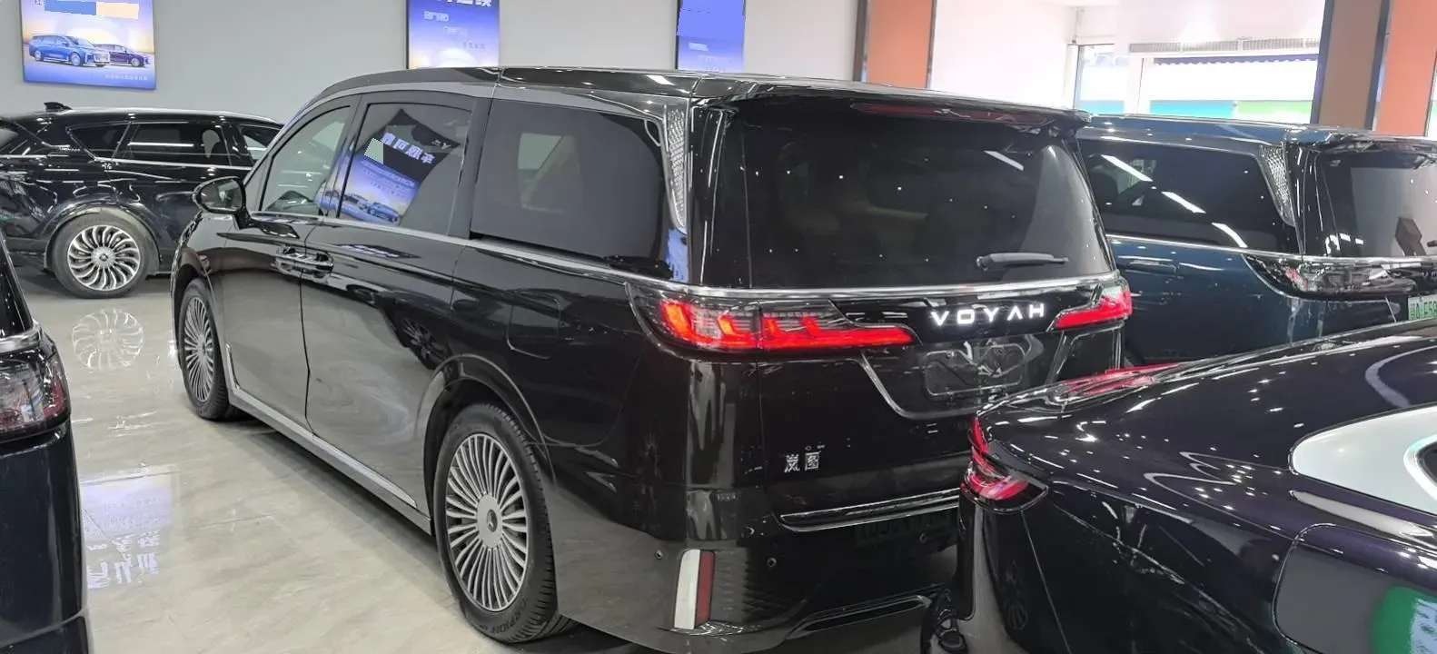 2025 Voyah Dream 1.5T 150HP L4 PHEV 41.7KWH,autocango,china used car exporter,china ev exporter,chinese used car exporter,chinese used ev exporter