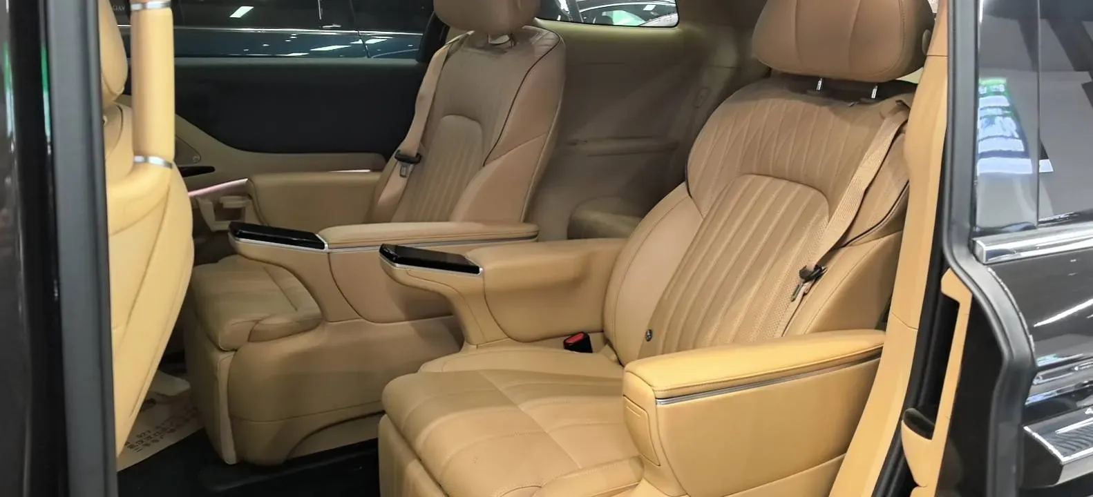 2025 Voyah Dream 1.5T 150HP L4 PHEV 41.7KWH,autocango,china used car exporter,china ev exporter,chinese used car exporter,chinese used ev exporter