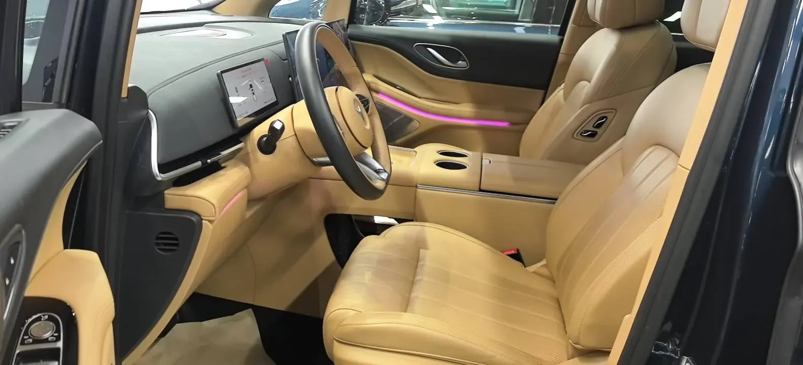 2025 Voyah Dream 1.5T 150HP L4 PHEV 41.7KWH,autocango,china used car exporter,china ev exporter,chinese used car exporter,chinese used ev exporter