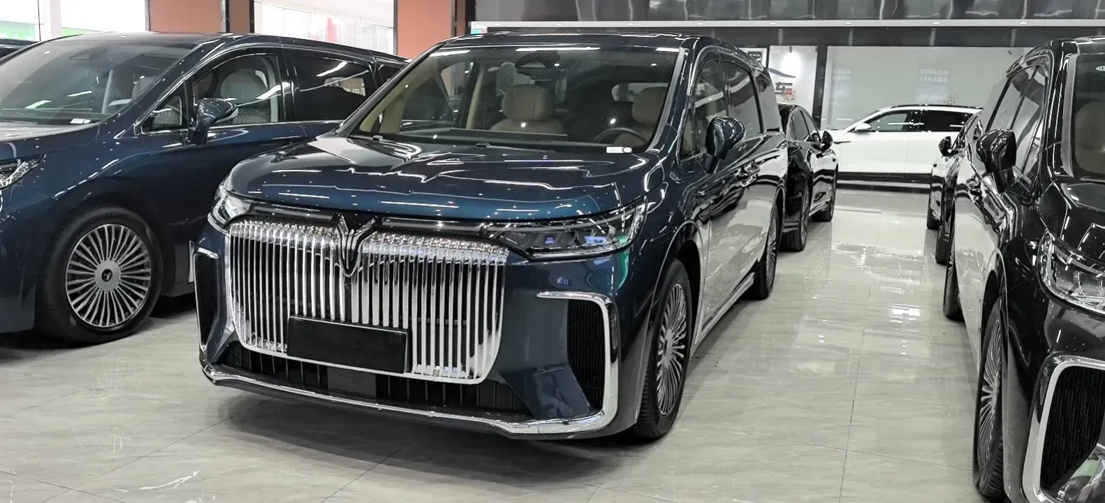 2025 Voyah Dream 1.5T 150HP L4 PHEV 41.7KWH,autocango,china used car exporter,china ev exporter,chinese used car exporter,chinese used ev exporter