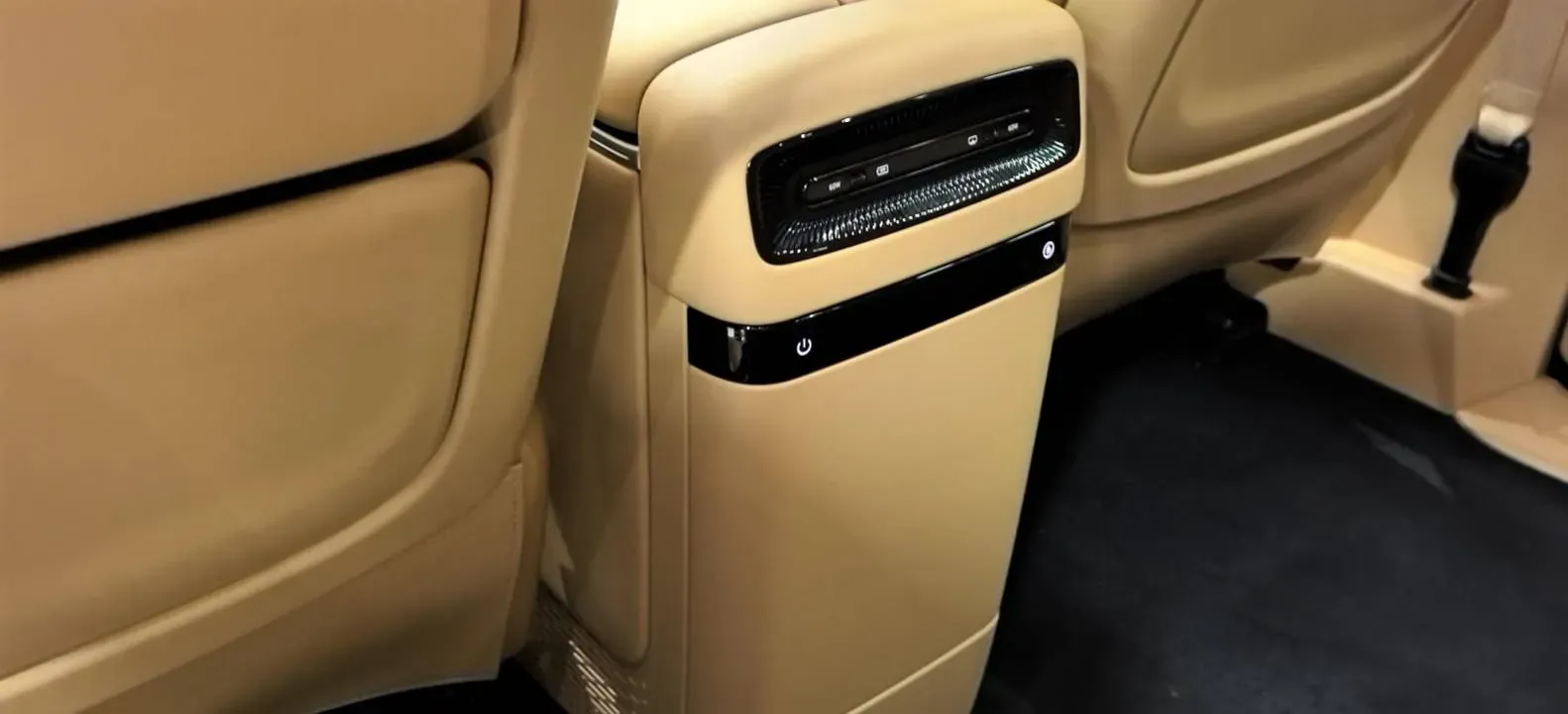 2025 Voyah Dream 1.5T 150HP L4 PHEV 41.7KWH,autocango,china used car exporter,china ev exporter,chinese used car exporter,chinese used ev exporter