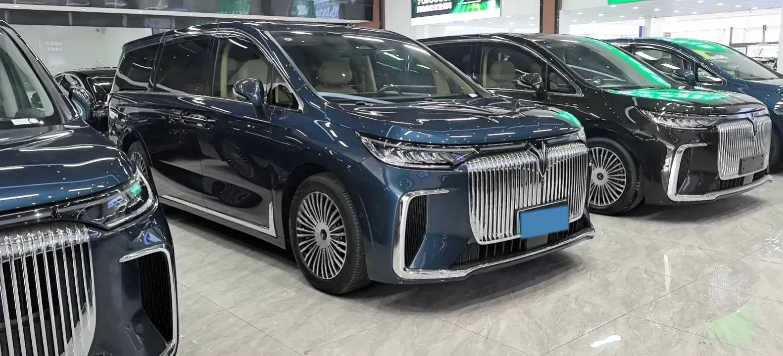 2025 Voyah Dream 1.5T 150HP L4 PHEV 41.7KWH,autocango,china used car exporter,china ev exporter,chinese used car exporter,chinese used ev exporter