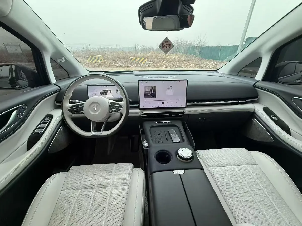 2025 Voyah Dream 1.5T 150HP L4 PHEV 41.7KWH,autocango,china used car exporter,china ev exporter,chinese used car exporter,chinese used ev exporter