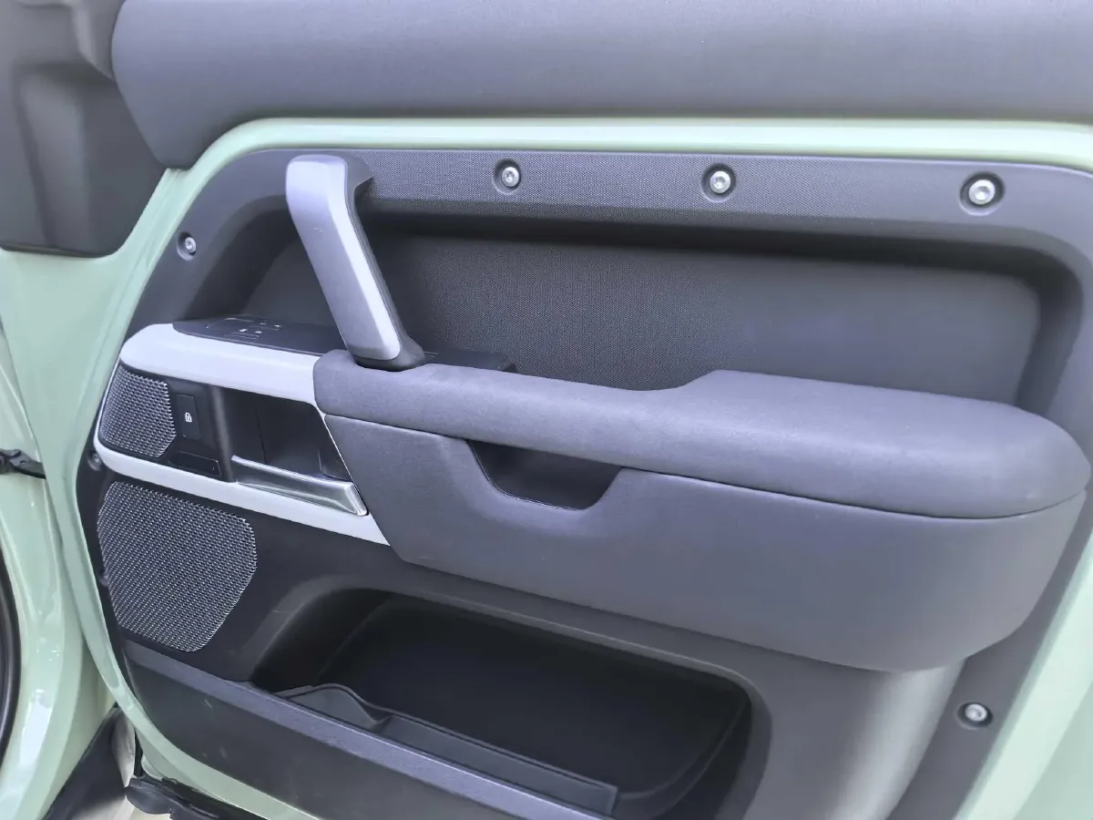 2023 Land Rover Defender 3.0T 400HP L6 8AT,autocango,china used car exporter,china ev exporter,chinese used car exporter,chinese used ev exporter