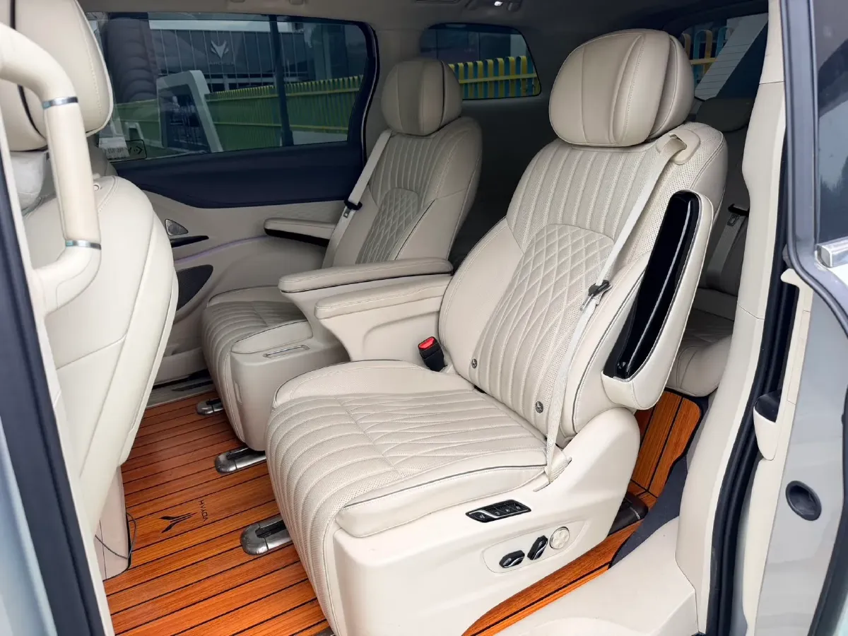 2024 Voyah Dream 1.5T 150HP L4 PHEV 43KWH,autocango,china used car exporter,china ev exporter,chinese used car exporter,chinese used ev exporter