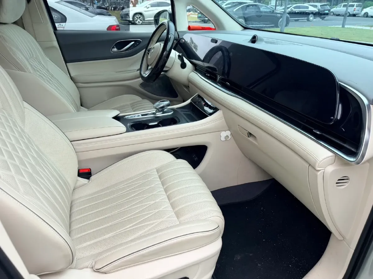 2024 Voyah Dream 1.5T 150HP L4 PHEV 43KWH,autocango,china used car exporter,china ev exporter,chinese used car exporter,chinese used ev exporter