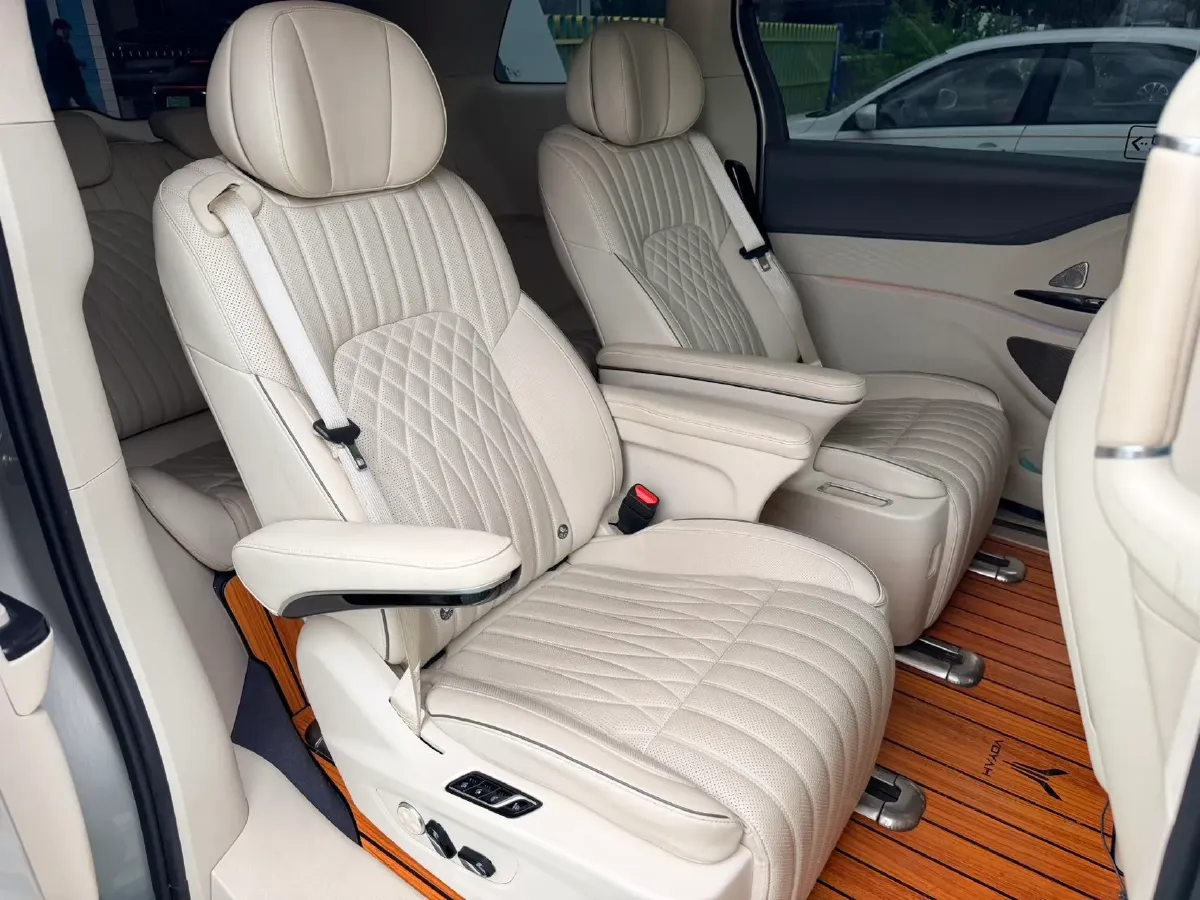 2024 Voyah Dream 1.5T 150HP L4 PHEV 43KWH,autocango,china used car exporter,china ev exporter,chinese used car exporter,chinese used ev exporter