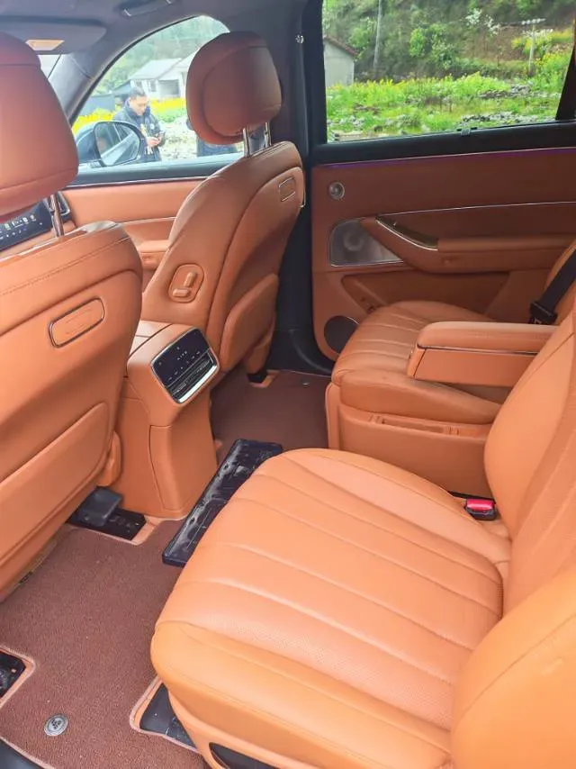 2025 AITO AITO M8 REEV 160HP REEV 53.4KWH,autocango,china used car exporter,china ev exporter,chinese used car exporter,chinese used ev exporter