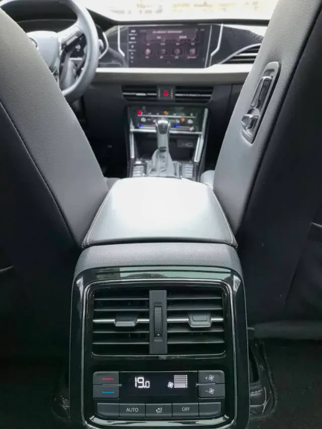 2021 Volkswagen Passat 2.0T 186HP L4 7DCT,autocango,china used car exporter,china ev exporter,chinese used car exporter,chinese used ev exporter