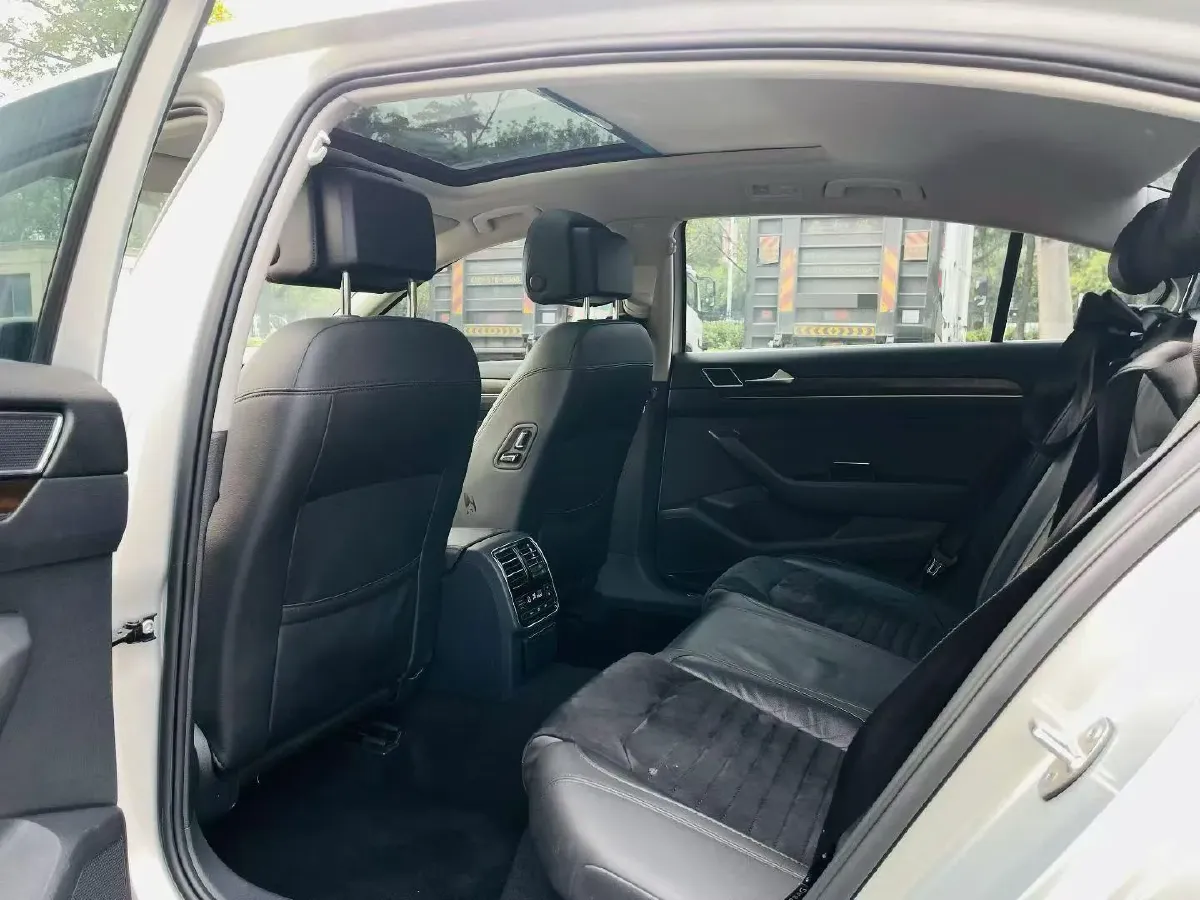 2018 Volkswagen Magotan 2.0T 220HP L4 7DCT,autocango,china used car exporter,china ev exporter,chinese used car exporter,chinese used ev exporter