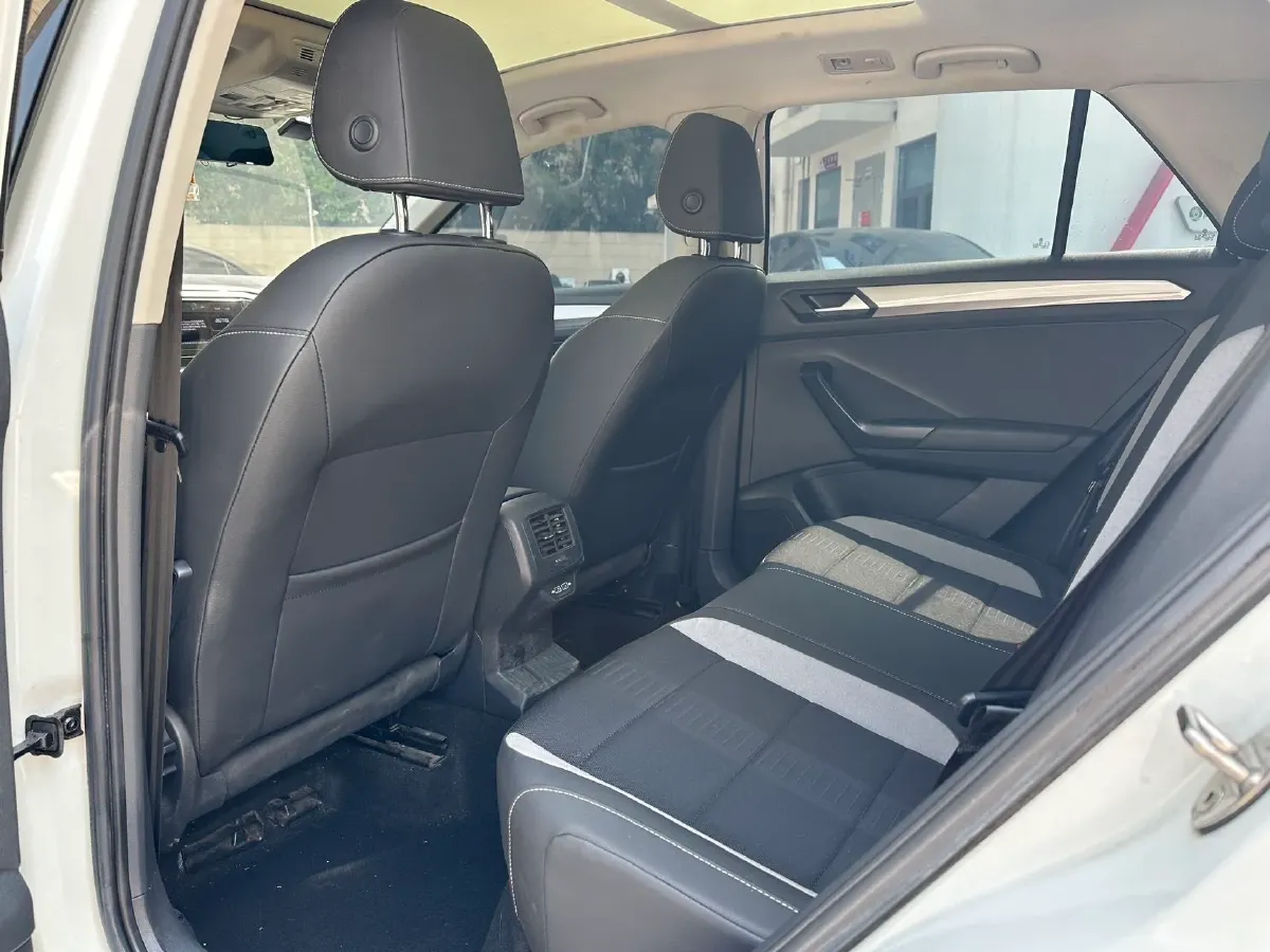 2022 Volkswagen T-Roc 1.4T 150HP L4 7DCT,autocango,china used car exporter,china ev exporter,chinese used car exporter,chinese used ev exporter