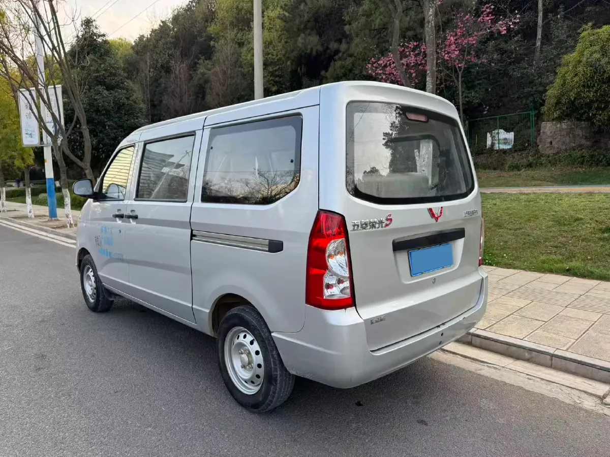 2022 WuLing RongGuang S 1.2L 76HP L4 5MT,autocango,china used car exporter,china ev exporter,chinese used car exporter,chinese used ev exporter