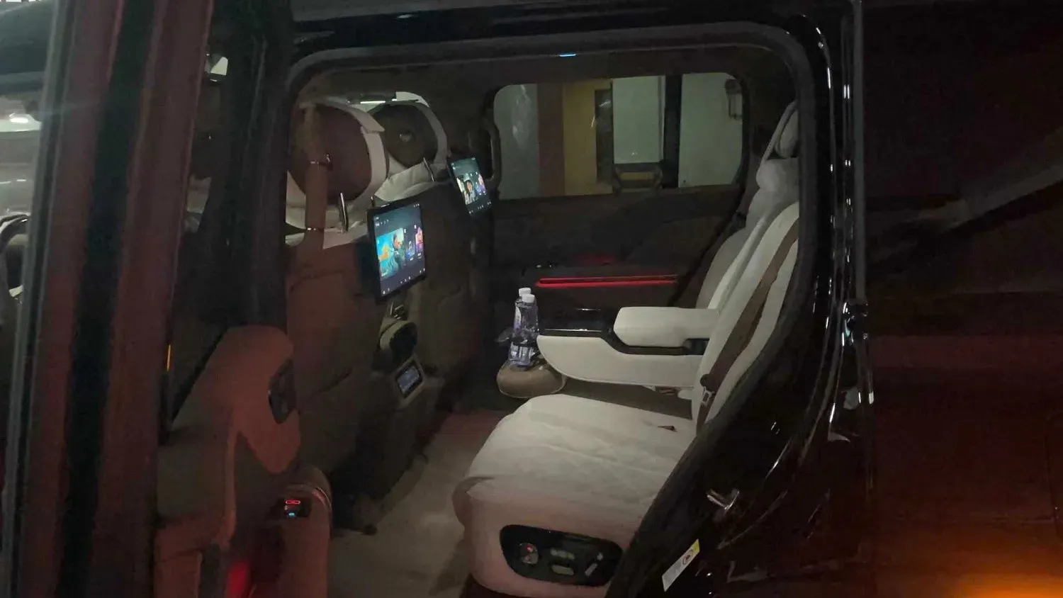 2023 YangWang U8 2.0T 272HP L4 REEV 49.05KWH,autocango,china used car exporter,china ev exporter,chinese used car exporter,chinese used ev exporter