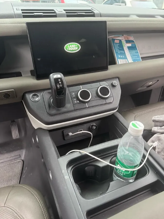 2022 Land Rover Defender 2.0T 300HP L4 8AT,autocango,china used car exporter,china ev exporter,chinese used car exporter,chinese used ev exporter