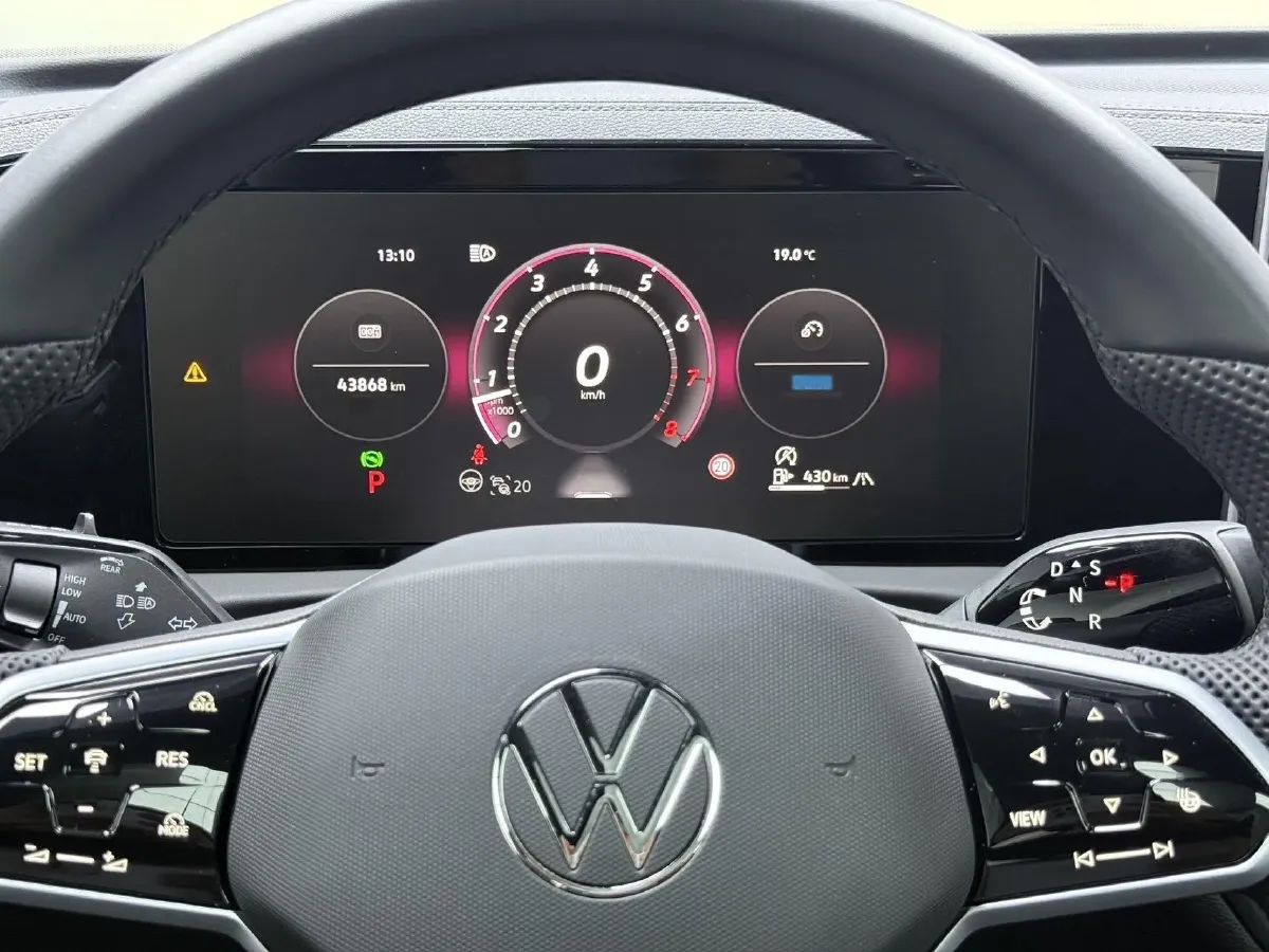 2024 Volkswagen Tiguan L 2.0T 220HP L4 7DCT,autocango,china used car exporter,china ev exporter,chinese used car exporter,chinese used ev exporter