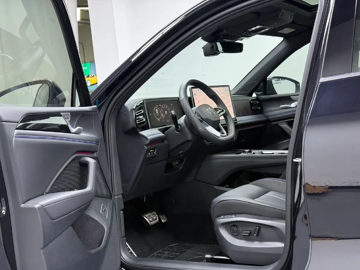 2024 Volkswagen Tiguan L 2.0T 220HP L4 7DCT,autocango,china used car exporter,china ev exporter,chinese used car exporter,chinese used ev exporter