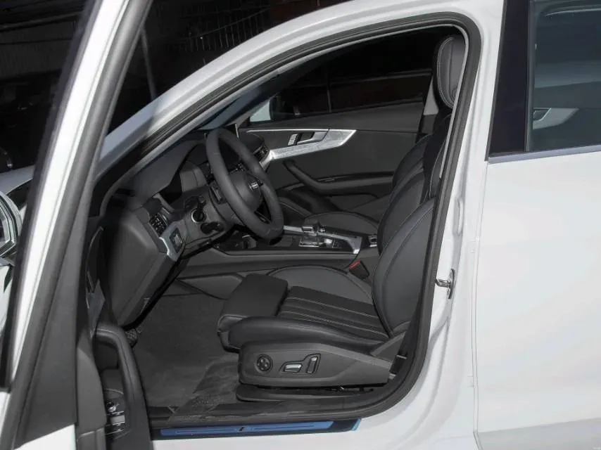 2025 Audi A4L 2.0T 190HP L4 7DCT,autocango,china used car exporter,china ev exporter,chinese used car exporter,chinese used ev exporter