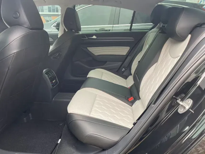 2026 Volkswagen Magotan 2.0T 220HP L4 7DCT,autocango,china used car exporter,china ev exporter,chinese used car exporter,chinese used ev exporter