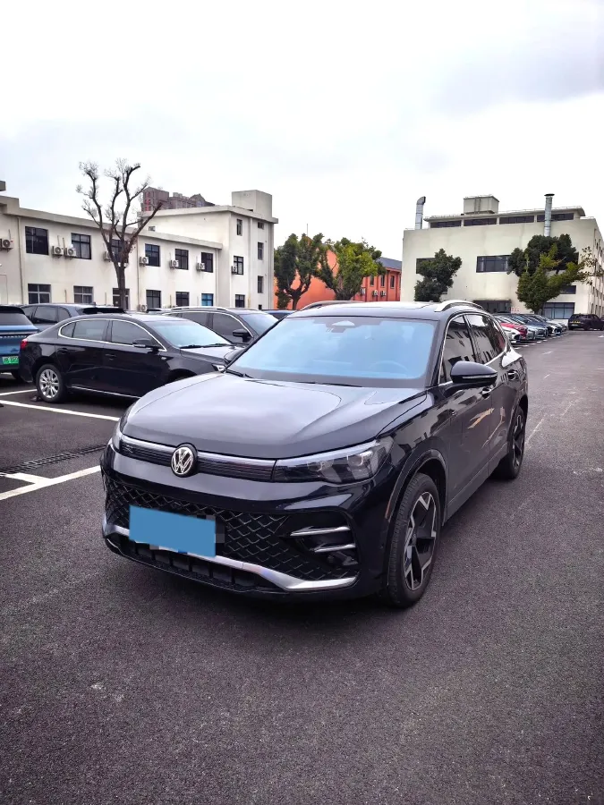 2026 Volkswagen Tiguan L 2.0T 220HP L4 7DCT,autocango,china used car exporter,china ev exporter,chinese used car exporter,chinese used ev exporter