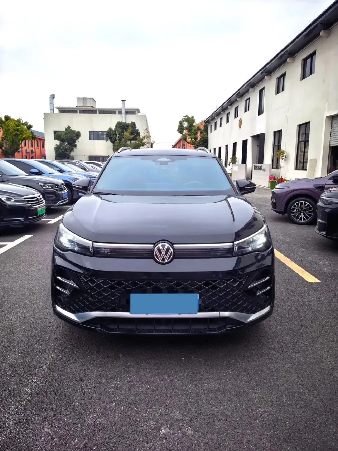 2026 Volkswagen Tiguan L 2.0T 220HP L4 7DCT,autocango,china used car exporter,china ev exporter,chinese used car exporter,chinese used ev exporter