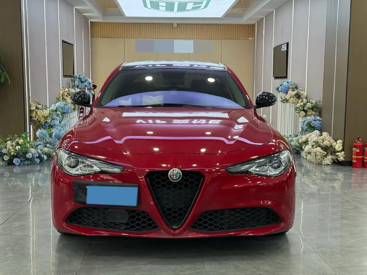 2017 Alfa Romeo Giulia 2.0T 280HP L4 8AT,autocango,china used car exporter,china ev exporter,chinese used car exporter,chinese used ev exporter