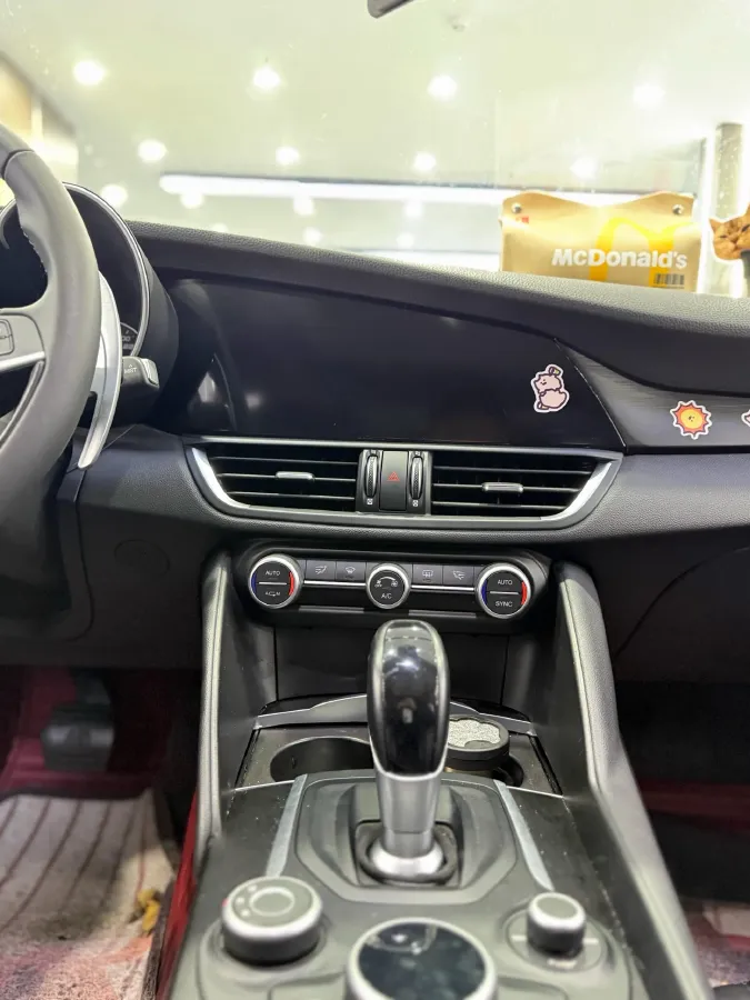 2017 Alfa Romeo Giulia 2.0T 280HP L4 8AT,autocango,china used car exporter,china ev exporter,chinese used car exporter,chinese used ev exporter