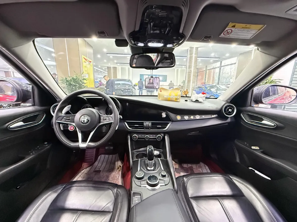 2017 Alfa Romeo Giulia 2.0T 280HP L4 8AT,autocango,china used car exporter,china ev exporter,chinese used car exporter,chinese used ev exporter