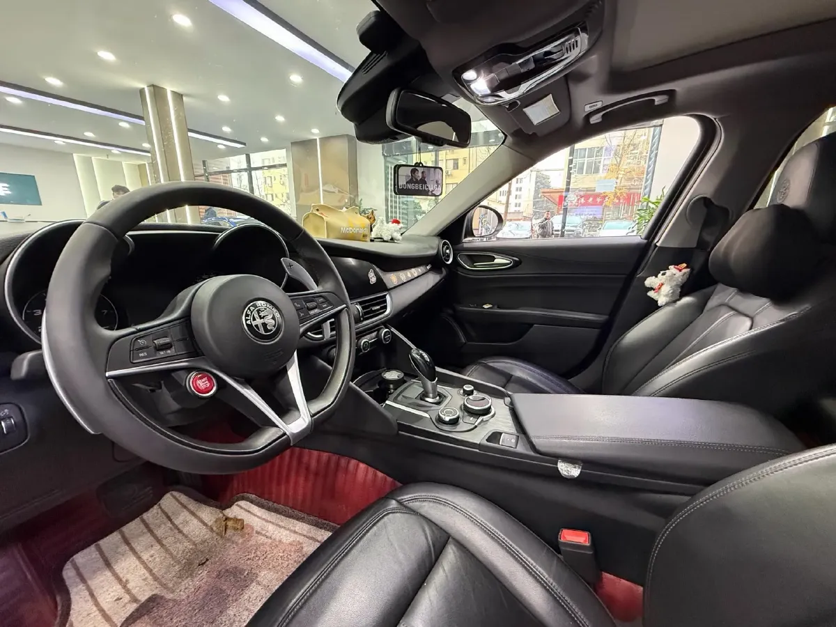 2017 Alfa Romeo Giulia 2.0T 280HP L4 8AT,autocango,china used car exporter,china ev exporter,chinese used car exporter,chinese used ev exporter