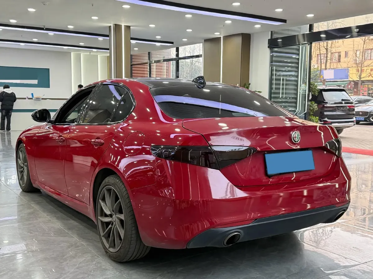 2017 Alfa Romeo Giulia 2.0T 280HP L4 8AT,autocango,china used car exporter,china ev exporter,chinese used car exporter,chinese used ev exporter