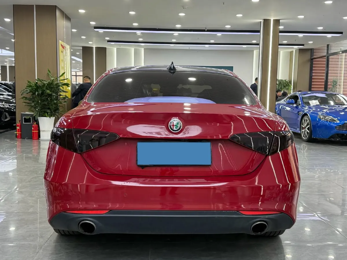 2017 Alfa Romeo Giulia 2.0T 280HP L4 8AT,autocango,china used car exporter,china ev exporter,chinese used car exporter,chinese used ev exporter