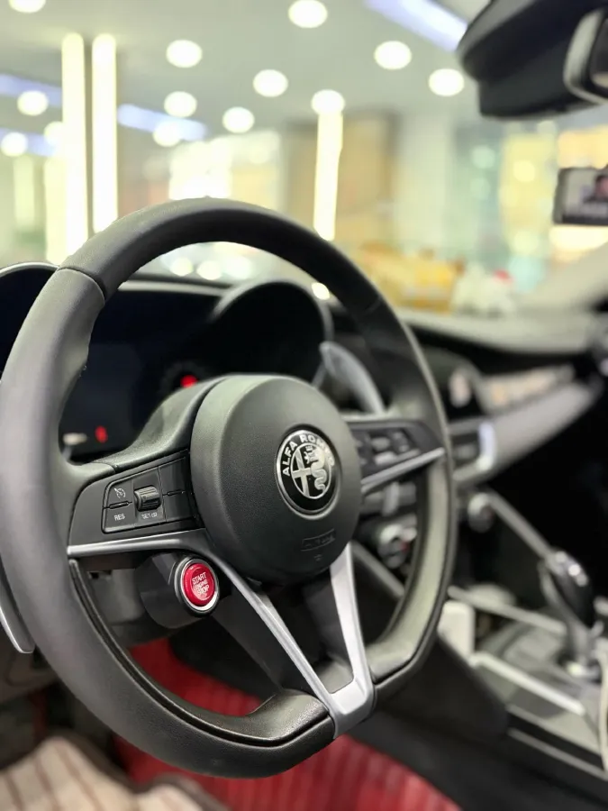 2017 Alfa Romeo Giulia 2.0T 280HP L4 8AT,autocango,china used car exporter,china ev exporter,chinese used car exporter,chinese used ev exporter