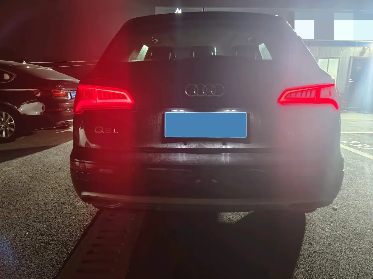 2020 Audi Q5L 2.0T 190HP L4 7DCT,autocango,china used car exporter,china ev exporter,chinese used car exporter,chinese used ev exporter