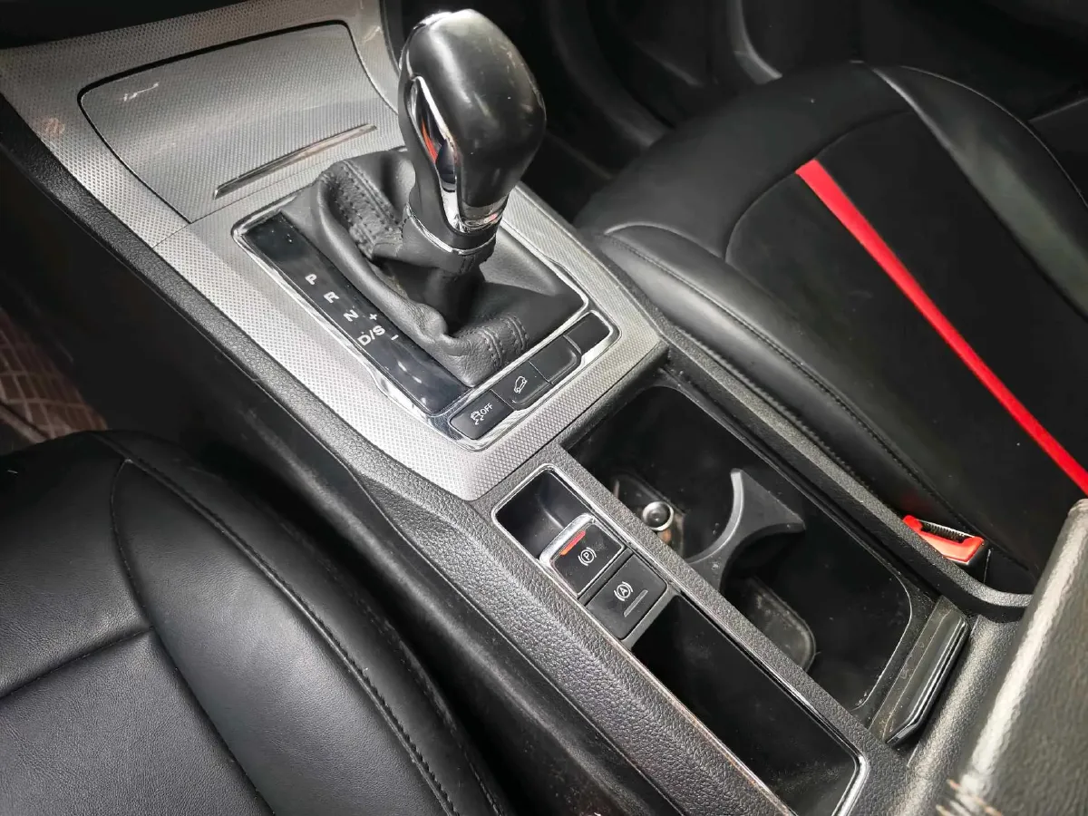 2020 Roewe i6 1.5T 169HP L4 7DCT,autocango,china used car exporter,china ev exporter,chinese used car exporter,chinese used ev exporter