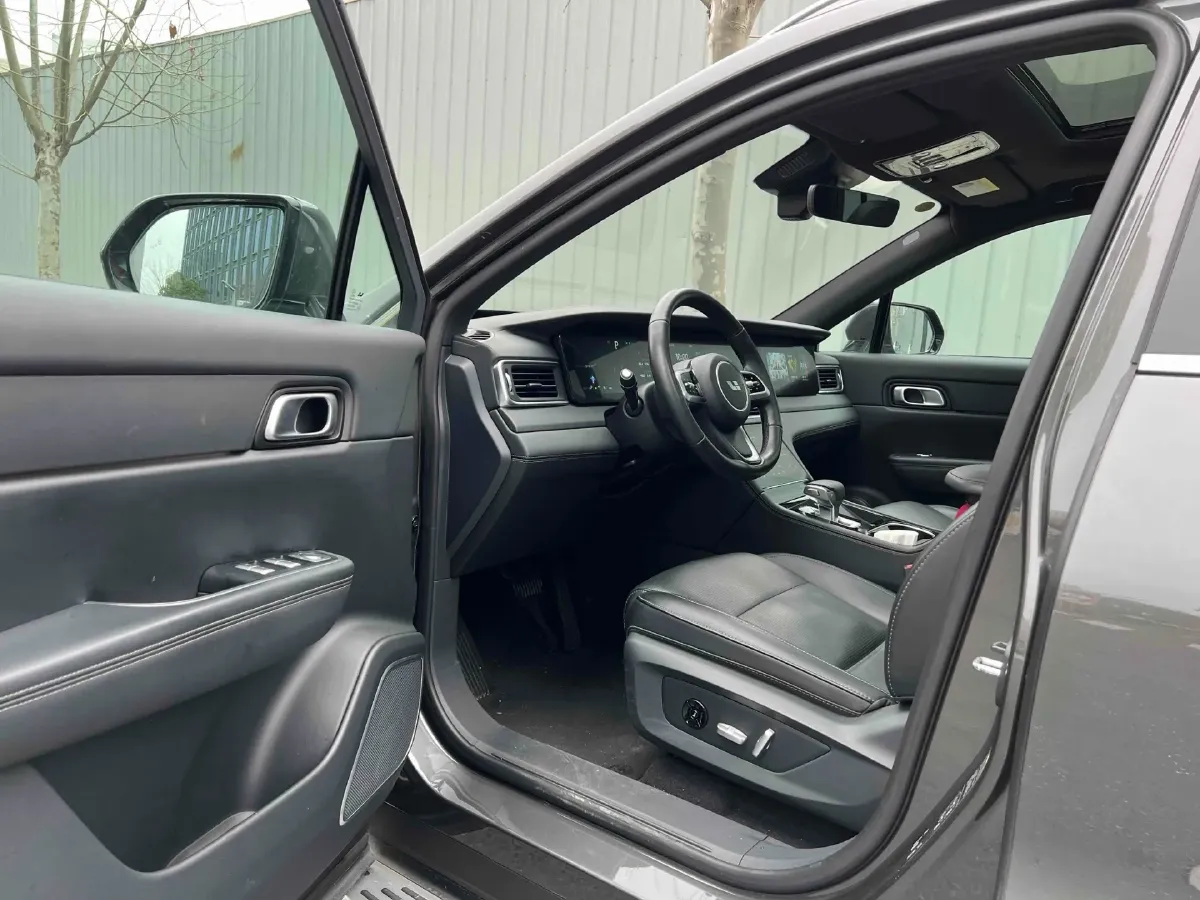 2021 Li ONE Range Extended 131HP REEV 40.5KWH,autocango,china used car exporter,china ev exporter,chinese used car exporter,chinese used ev exporter